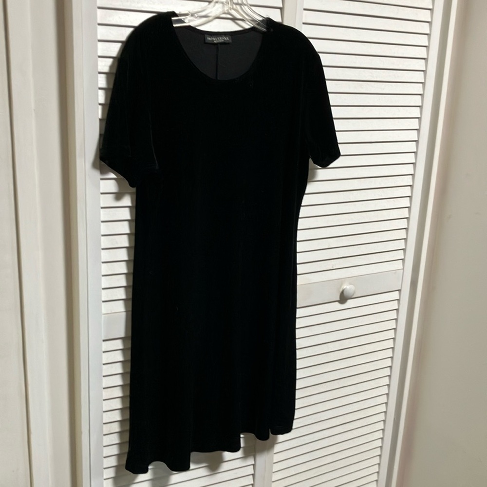Black velour dress. Short sleeve. Center back length 37”. Sleeve 7”. Chest 42”.
